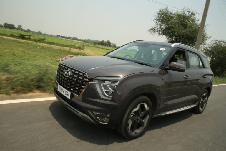 hyundai Alcazar on road