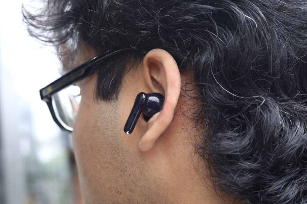 Image of a person wearing the vivo TWS 3E